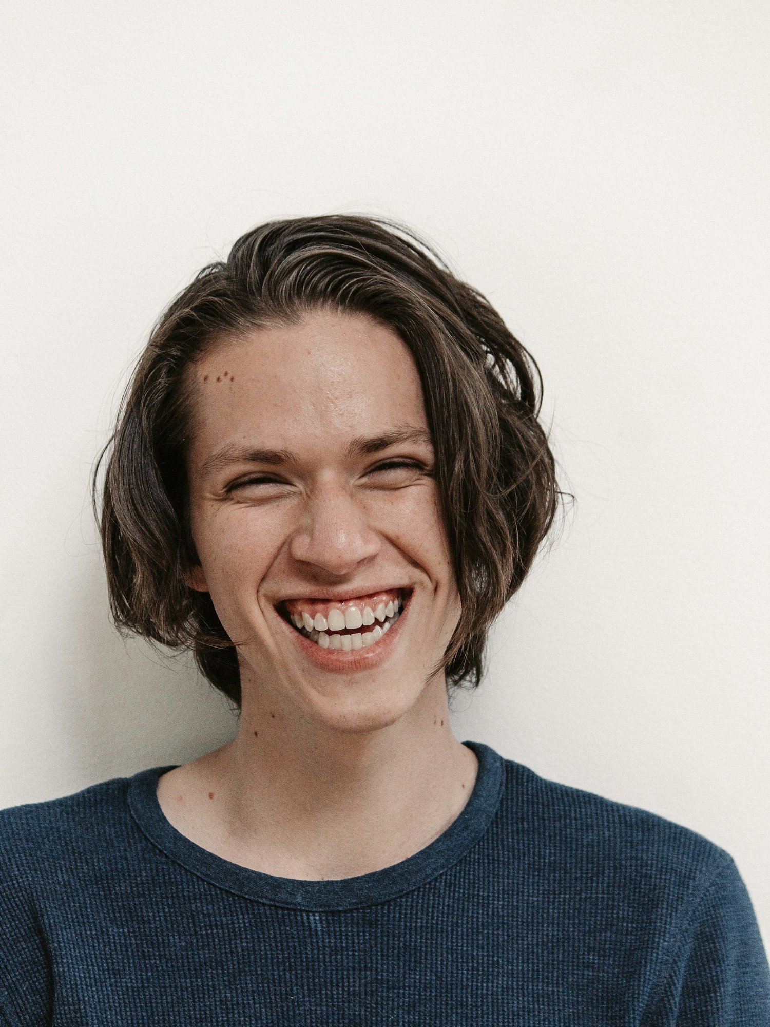 Ragazzo che ride, sorriso naturale